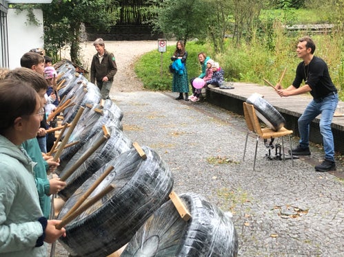 Vor dem Naturparkhaus Rieserferner-Ahrn in Sand in Taufers stellte der umweltbewusste Künstler und Perkussionist Max Castlunger im Rahmen derCleanUP-Tage aus alten Reifen Trommeln aller Art her, die im CleanUP-Percussion-Konzert erklangen. (Foto: LPA/Silvia Oberlechner)