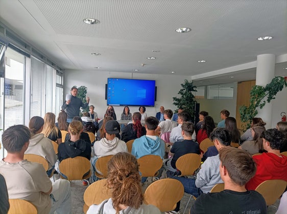 Beim Aktionstag Politische Bildung: vorne (von links) Direktor des Oberschulzentrums Mals Werner Oberthaler, Projektleiterin Christine Gutgsell, Teilnehmerin am Erasmus-Projekt Marion Unterholzner, Tanja Rastner von der Pädagogischen Abteilung der Bildungsdirektion, Schulleiterin der Fachschule Tisens Christine Holzner, Martin Unterer, geschäftsführender Direktor der Fachschulen Haslach, Neumarkt und Tisens, Martin Daniel, Koordinator für Politische Bildung im Oberschulzentrum Mals, und im Publikum die Klassensprecherinnen und Klassensprecher vom Oberschulzentrum Mals und Lehrpersonen (Foto: LPA/Fachschule Tisens)