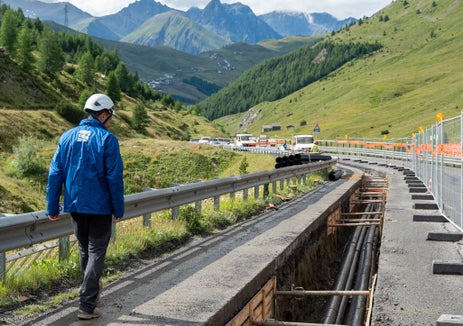 Wie bei der Hochspannungsverbindung Lajen-Corvara (im Bild) haben nun auch die Arbeiten für die Verlegung der Hochspannungserdkabelleitung zwischen Vintl und Bruneck begonnen. Der Abschluss der Arbeiten ist für 2025 geplant. (Foto: Terna)