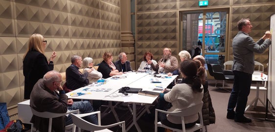  Suddiviso in quattro gruppi di lavoro i partecipanti hanno sviluppato idee progettuali su varie tematiche (Foto: Euregio/Stefan Graziadei)