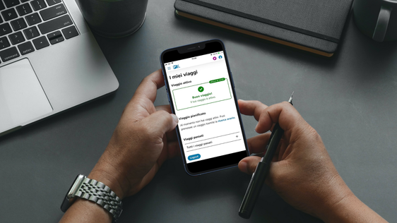 I viaggiatori con AltoAdige Pass o Euregio Family Pass non devono più passare per le obliteratrici: da ora possono convalidare il biglietto sullo smartphone. (Foto: ASP/STA)