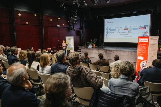 Über 300 Interessierte nahmen an den zeitgleich in Bozen, Auer, Brixen, Bruneck, Meran, Schlanders und Sterzing stattfindenden Veranstaltungen zum Bildungsdialog teil. (Foto: LPA/Andreas Senoner)