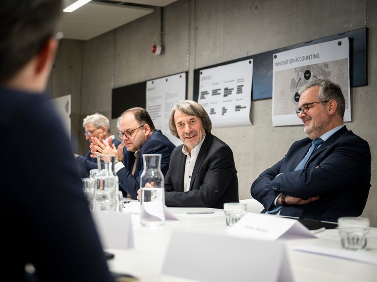 “Tutti invecchiamo. L'obiettivo deve essere quello di raggiungere più anni di vita in buona salute nella terza età. Una collaborazione di ricerca con la Charité di Berlino può sviluppare un grande potenziale a livello transnazionale”, ha affermato l'assessore provinciale Hubert Messner (3. da sinistra), che ha preso parte all'incontro con la delegazione della Charité assieme al direttore sanitario Josef Widmann (primo da sinistra), al direttore generale dell'Azienda Sanitaria Christian Kofler (secondo da sinistra) e al direttore di Dipartimento Michael Mayr. (Foto: USP/Fabio Brucculeri)