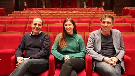 Da sin. l'assessore Giuliano Vettorato, Amanda Filippi rappresentante degli abbonati del teatro in seno all'Assemblea dei soci, e Walter Zambaldi, direttore artistico del Teatro Stabile di Bolzano (Foto: ASP/TSB)