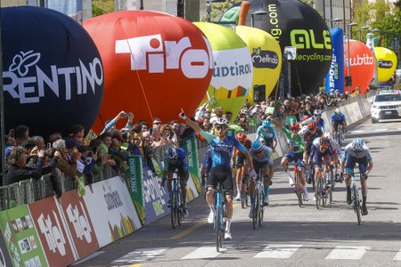 Il Tour of the Alps è ogni anno sempre più una vetrina mediatica per i territori dell'Euregio Trentino, Tirolo e Alto Adige (nella foto con i loghi delle agenzie di promozione territoriale). Nel 2024 è stato trasmesso in televisione in 97 paesi. (Foto: Sprint Cycling Agency)
