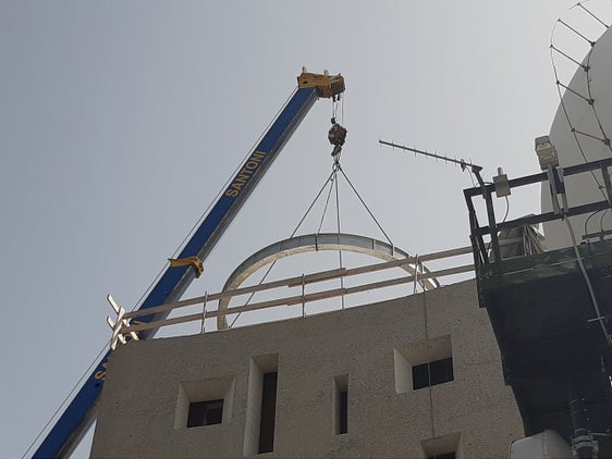 Der Turm für das Radargerät am Gantkofel ist fertig, nun wurde die Halterung für die Kuppel aufgesetzt. (Foto: LPA/Landesamt für Meteorologie und Lawinenwarnung)