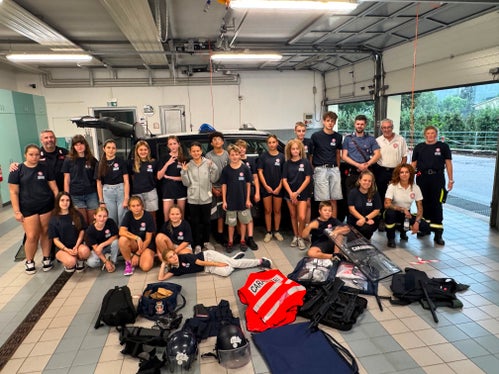 Diversi spunti sulla protezione civile durante il campo: foto di gruppo con i Carabinieri. (Foto: Protezione Civile Croce Bianca)