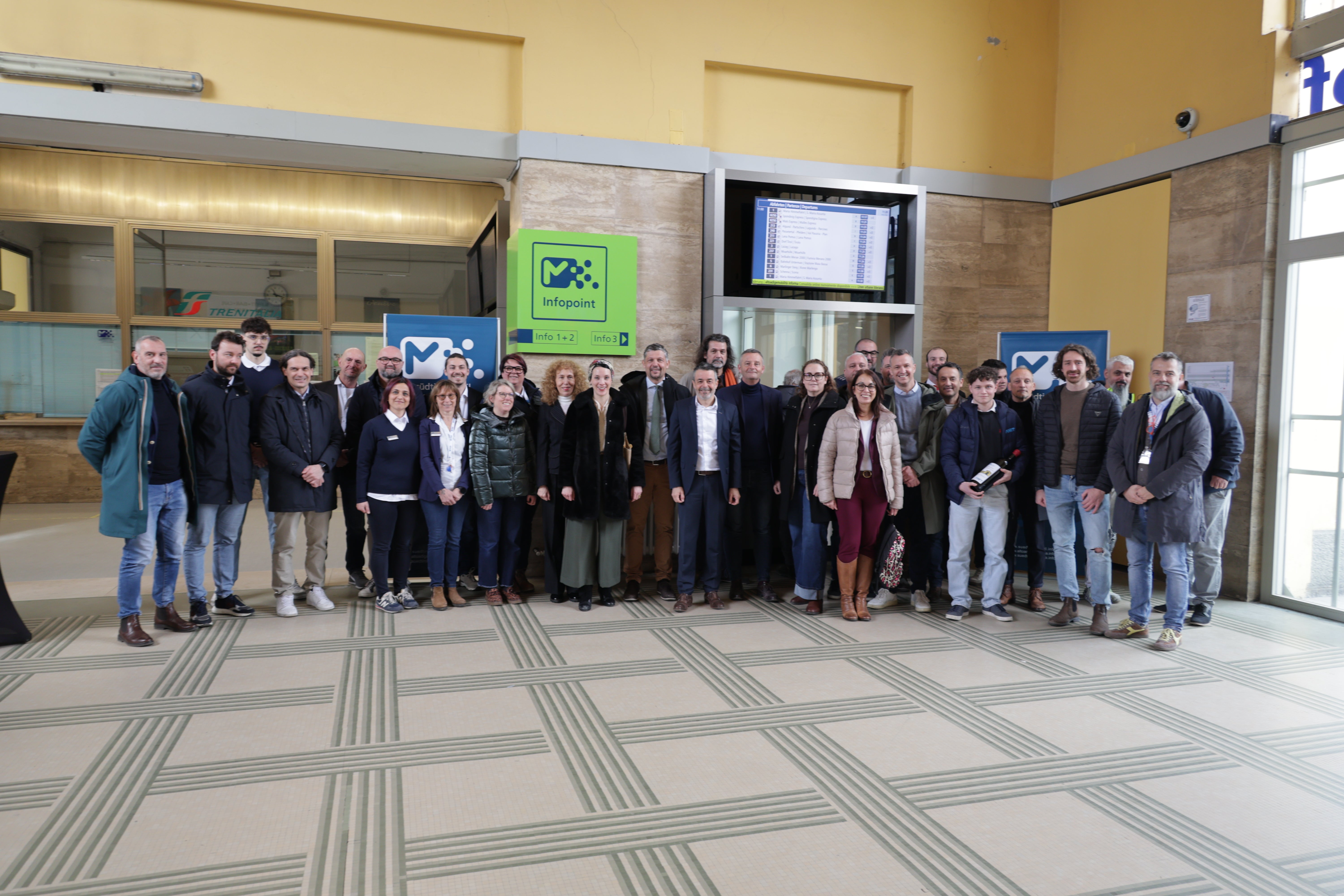 Am Dienstag, 24. Februar, wurde der neue südtirolmobil Infopoint in Meran offiziell seiner Bestimmung übergeben. In der Mitte des Fotos, das bei der Eröffnung aufgenommen wurde, sind die Meraner Bürgermeisterin Katharina Zeller, Landeshauptmann-Stellvertreter Daniel Alfreider und STA-Generaldirektor Joachim Dejaco zu sehen. (Foto: LPA/Ingo Dejaco)