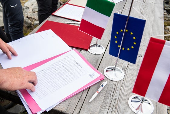 Firmato l'atto di fondazione: la Fondazione "Rifugio Europa", alla quale collaborano l'Alto Adige, il Tirolo e la sezione Landshut del Club AlpinoTedesco, gestirà il rifugio e la nuova costruzione (Foto: ASP/Ivo Corrà)