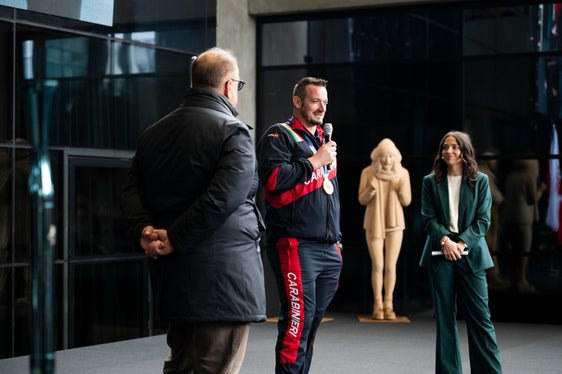 Dominik Paris (im Bild in der Mitte) gewann bei den Olympischen Winterspielen Mailand Cortina seine erste olympische Medaille. (Foto: LPA/Manuela Tessaro)