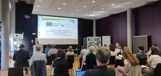 Im Mittelpunkt der Tagung der Europäischen Strategie für den Alpenraum (Eusalp) in der Eurac standen nachhaltige Lösungen in der Raumentwicklung, in der Erzeugung erneuerbarer Energien und in der Landnutzung. (Foto: LPA/Marcella Morandini)