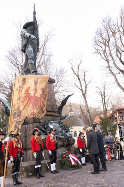 Kompatscher e Mattle hanno commemorato il 215° anniversario della morte del combattente per la libertà tirolese Andreas Hofer al Bergisel e nella Hofkirche (Foto: Land Tirol/Die Fotografen)