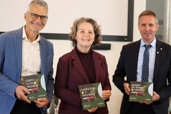 Gelungenes Werk vorgestellt (von links): Landesforstdirektor Günther Unterthiner, Verwaltungsrätin der Stiftung Sparkasse Edith Ploner, Forstwirtschaftslandesrat Luis Walcher (Foto: LPA/Maja Clara)