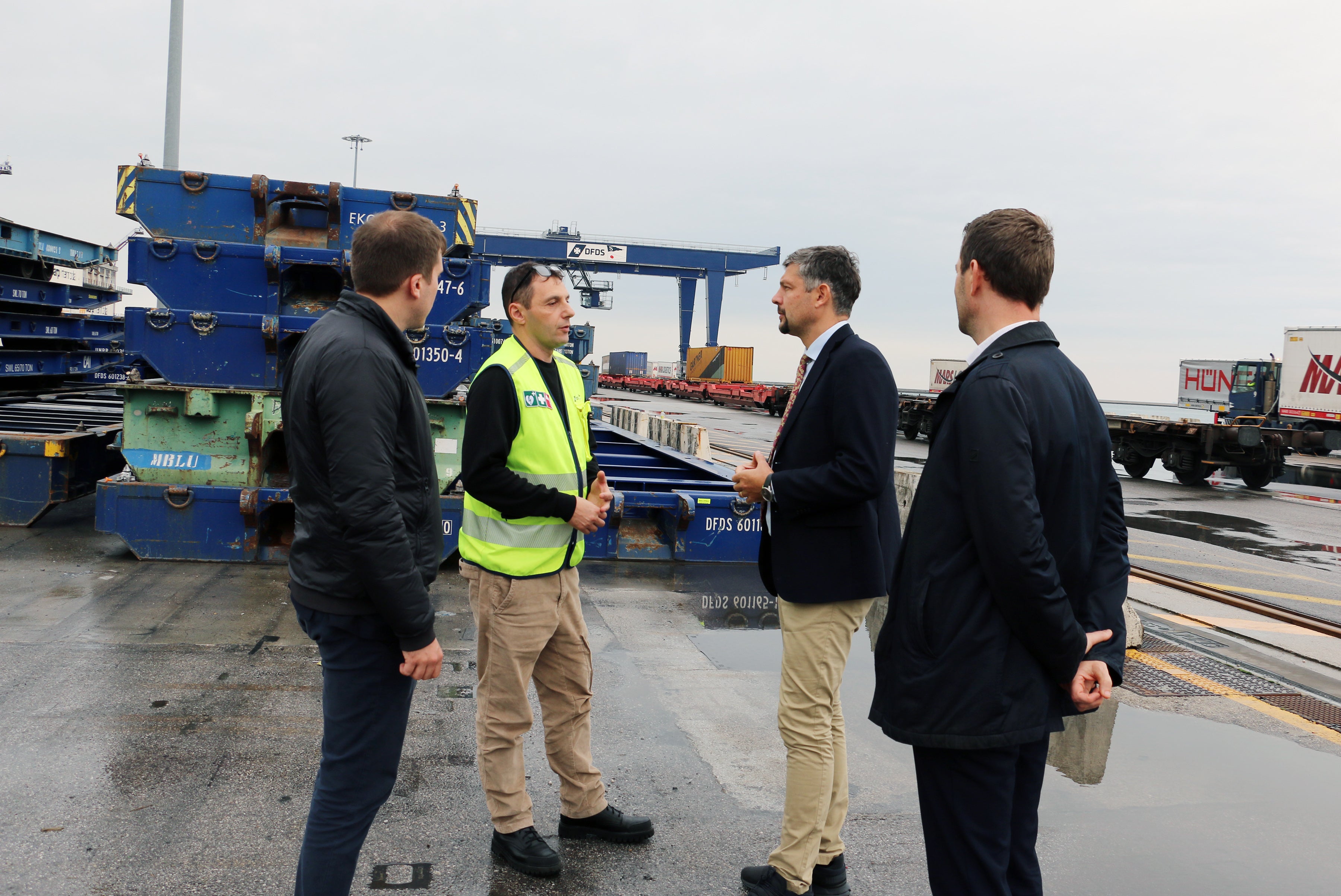 Der Direktor des Ressorts für Mobilität Martin Vallazza und Mobilitätslandesrat Daniel Alfreider (von rechts) im Gespräch mit den Mitarbeitern des Hafenterminals Samer Sea Port in Triest. (Foto: LPA/Ingo Dejaco)