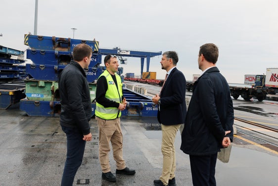 Der Direktor des Ressorts für Mobilität Martin Vallazza und Mobilitätslandesrat Daniel Alfreider (von rechts) im Gespräch mit den Mitarbeitern des Hafenterminals "Samer Sea Port" in Triest. (Foto: LPA/Ingo Dejaco)