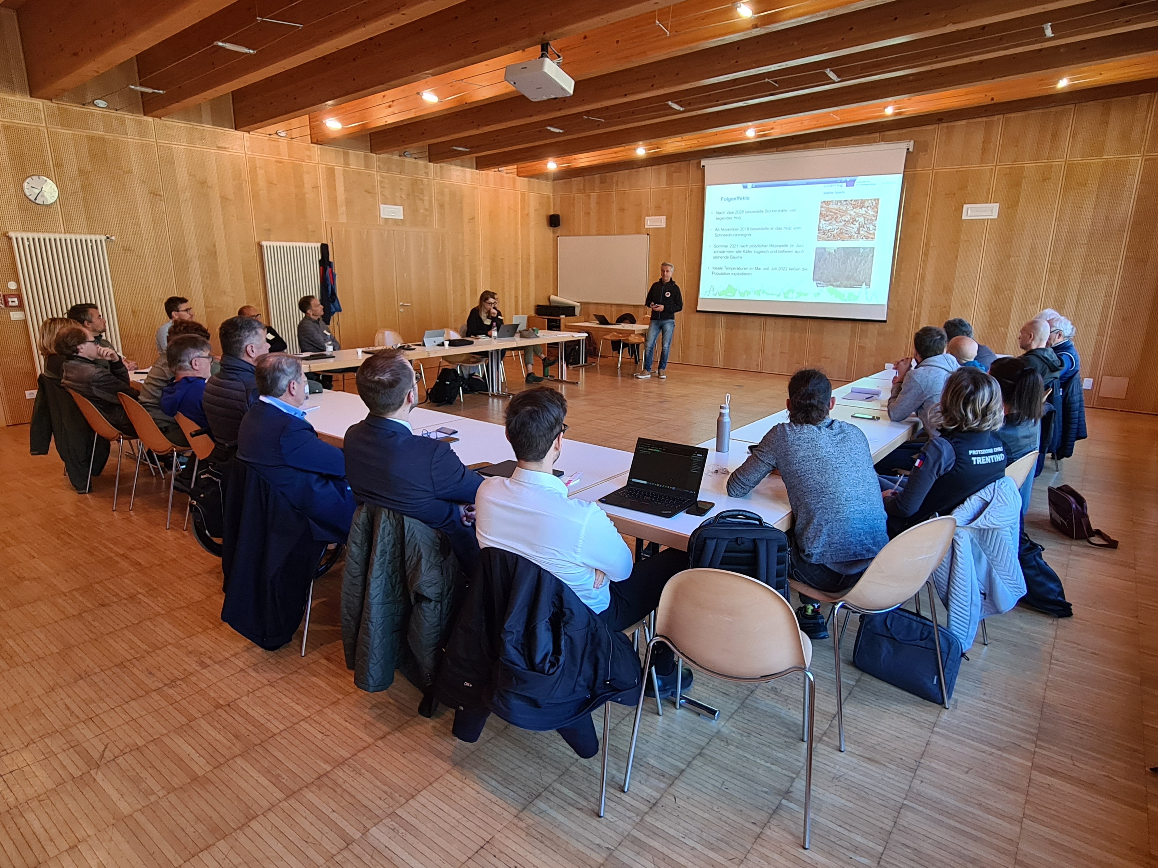Zukunftsperspektiven für das Risikomanagement in der Region vor dem Hintergrund des Klimawandels haben die Teilnehmerinnen und Teilnehmer am Workshop im Zivilschutzzentrum in Welschnofen vertieft, stehend im Hintergrund der Direktor des Landeswarnzentrums Willigis Gallmetzer (Foto: LPA/Agentur für Bevölkerungsschutz)