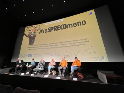 Hanno relazionato sul tema Silke Raffeiner (Centro Tutela Consumatori Utenti), Giulio Angelucci (Ufficio gestione rifiuti), Sabine Eccel (Vinzimarkt), Calogero Di Cara (Siticibo banco alimentare) e Giovanni Vultaggio (Banco alimentare). (Foto: USP/Agenzia provinciale per l'ambiente e la tutela del clima)