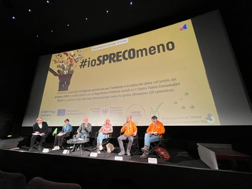 Eine zweite Diskussionsrunde bestand aus Silke Raffeiner (Verbraucherzentrale), Giulio Angelucci (Amt für Abfallwirtschaft), Sabine Eccel (Vinzimarkt), Calogero Di Cara (Siticibo banco alimentare) und Giovanni Vultaggio (Banco alimentare/Landestafel). (Foto: LPA/Landesagentur für Umwelt und Klimaschutz)