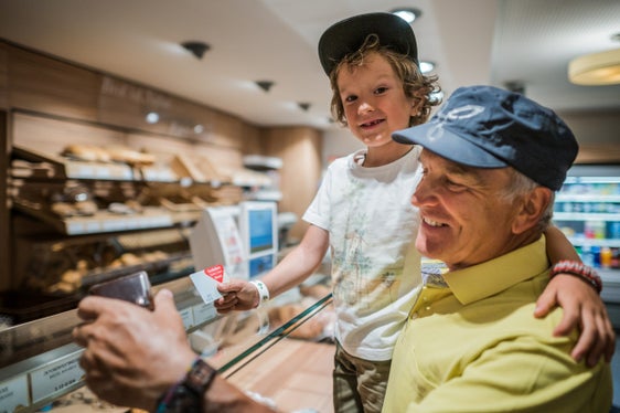 Südtiroler Großeltern können seit Juli 2021 um die Großelternkarte ansuchen und dadurch Preisvorteile bei über 100 Vorteilsgebern in Anspruch nehmen. (Foto: Familienagentur/Harald Wisthaler)