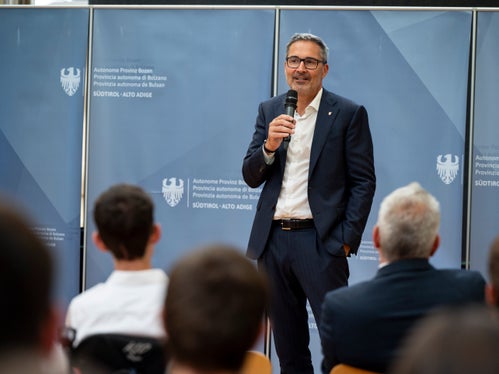 Il presidente della Provincia&nbsp;Arno Kompatscher&nbsp;ha ringraziato i tirocinanti per il loro lavoro e ha sottolineato la necessità di trovare&nbsp;personale motivato e qualificato&nbsp;per la Provincia. Inoltre, ha raccomandato loro di prepararsi già ora a un’eventuale&nbsp;carriera nella Pubblica amministrazione, sostenendo l’esame di bilinguismo e indicando la propria appartenenza a un gruppo linguistico. “Il&nbsp;plurilinguismo&nbsp;è la nostra particolarità, per questo il mondo ci invidia”, ha sottolineato il presidente. (Foto: USP/Fabio Brucculeri)