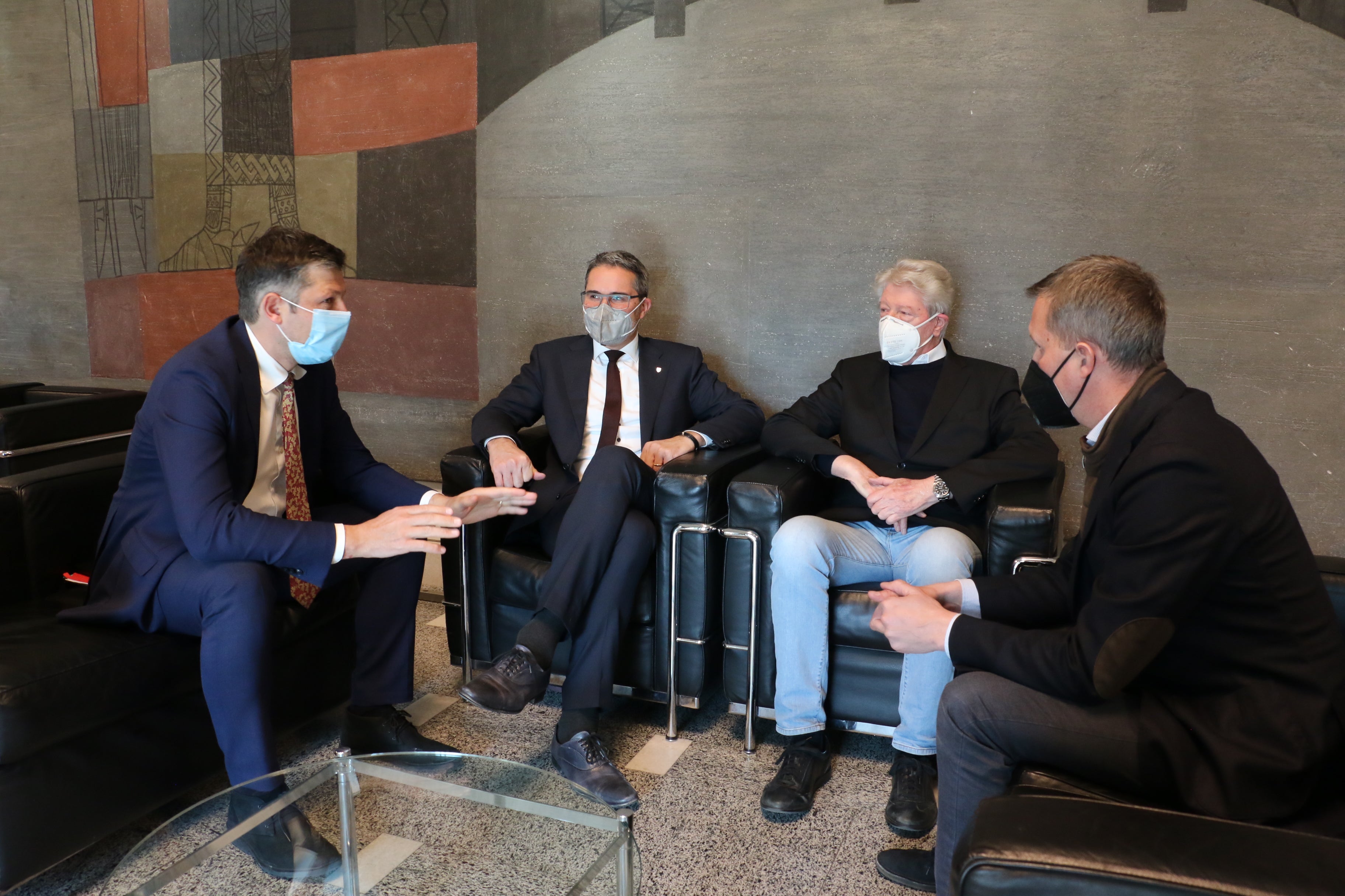 Bei der Besprechung zu den Planungsarbeiten für den Hörtenbergtunnel in Bozen: (v.l.) LR Alfreider, LH Arno Kompatscher, BM Caramaschi und Vize-BM Walcher. (Foto: LPA/Ingo Dejaco)