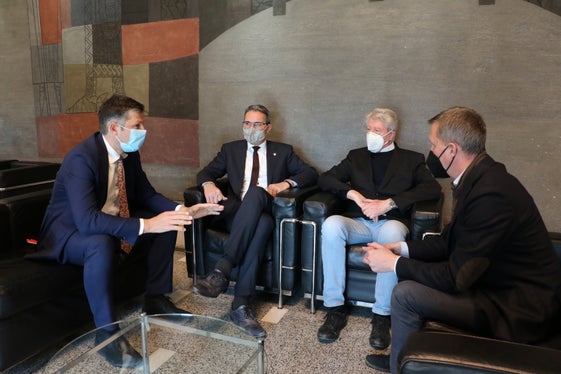 Ora possono iniziare i lavori di progettazione per la galleria di Monte Tondo a Bolzano: assessore Alfreider, presidente  Kompatscher, sindaco Caramaschi e il vice sindaco Walcher  (Foto: ASP/Ingo Dejaco) 