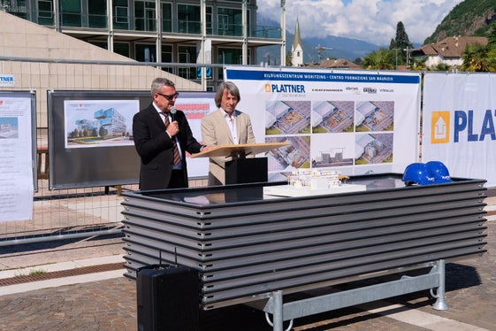 Die beiden Landesräte Christian Bianchi (links im Bild) und Hubert Messner gaben heute den Startschuss für die Arbeiten zum Bau des neuen Studentenheims, das in der Nähe des universitären Ausbildungszentrums für Gesundheitsberufe, Claudiana, entstehen wird. (Foto: LPA/Gianluca Crocco)