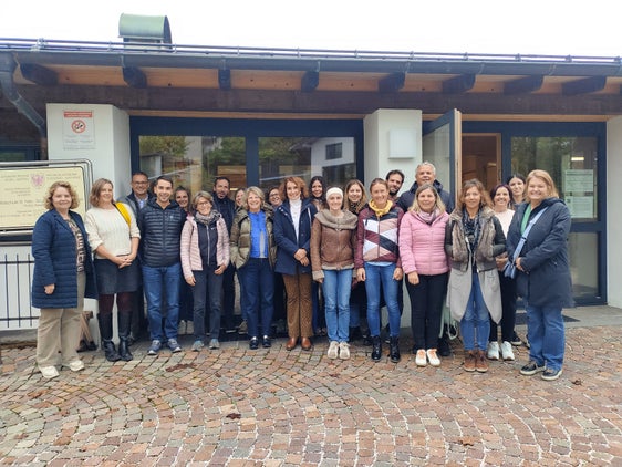 Plurilinguismo in una zona di confine. Foto di gruppo davanti all'Istituto comprensivo di Senale-San Felice: (da destra a sinistra) Edith Ploner, Dagmar Morandell, Heinrich Videsott, Elvis Burchia, Adele Piazzi, Agnes Irsara, Bernhard Flatscher, Genny Ploner, Monica Moroder, Flavia Lardschneider, Maria Kostner, Susy Rottonara, Sofia Stuflesser, Irene Kostner, Veronica Rubatscher, Lorenz Clara, Albert Videsott, Petra Senoner, Romy Canins, Edith Kofler, Federica Piffer e Maria Teresa Mussner (Foto: USP/Direzione provinciale scuole ladine)

