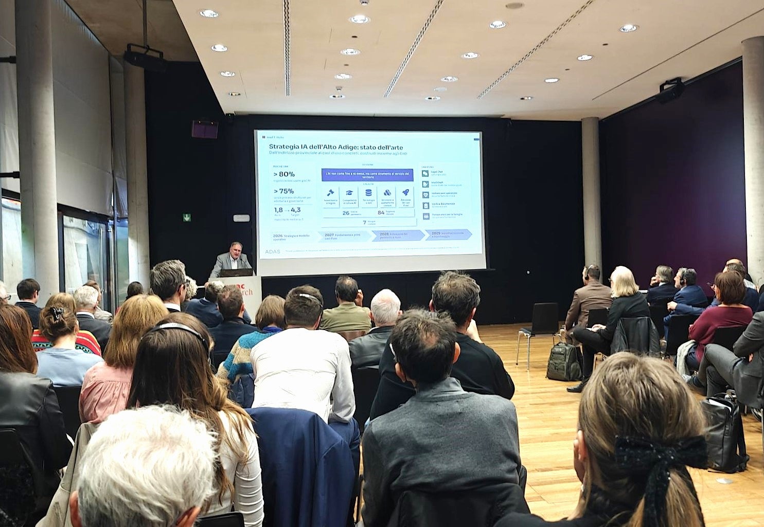  Zur professionellen, sinnvollen und ethischen Implementierung der KI, die zu einem Mehrwert für Bürgerinnen und Bürger führt, müssen wir an 5 Säulen arbeiten: Den Regeln bzw. der Governance, der KI-Kompetenz, den technologischen Voraussetzungen, den gemeinsamen Instrumenten und Plattformen sowie an der Definition der konkreten Anwendungsfälle, betonte Josef T. Hofer, der Direktor der Agentur für ein digitales Südtirol (ADAS), in der Eurac. (Foto: LPA/Ursula Pirchstaller)