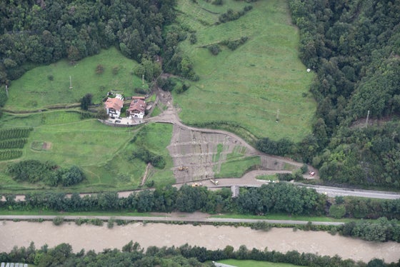 In der Vergangenheit hat der Schiedmanngraben mehrmals eine Unterbrechung der Brennerstaatsstraße und einer Hofzufahrt verursacht; das Bild entstand nach dem Unwetter im August 2020 (Archivbild: LPA/Agentur für Bevölkerungsschutz)