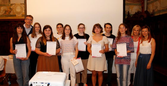 Beste Plätze beim Landeswettbewerb der Philosophieolympiade gab es für Valentina Ciranna, Klassisches, Sprachen- und Kunstgymnasium Bozen, Emma Koler, Realgymnasium Bozen, Valerio Gabriele Osto, Realgymnasium Meran, Hilgedard Obkircher, Klassisches, Sprachen- und Kunstgymnasium, Helena Wierer, Sozialwissenschaftliches Gymnasium Bozen, Elisabeth Munter, Franziskanergymnasium Bozen, Franziska Sanin, Franziskanergymnasium Bozen, Claudia Unterberger, Sozialwissenschaftliches Gymnasium Brixen, Adrian Mersini, Franziskanergymnasium Bozen, Jasmin Gurschler, Oberschulzentrum Schlanders, Ramona Klapfer, Realgymnasium Bozen, Magdalena Rechenmacher, Sozialwissenschaftliches Gymnasium Bozen, im Bild mit Koordinator Goller (2.v.l.) (Foto: LPA/Bildungsdirektion/VerenaHilber)