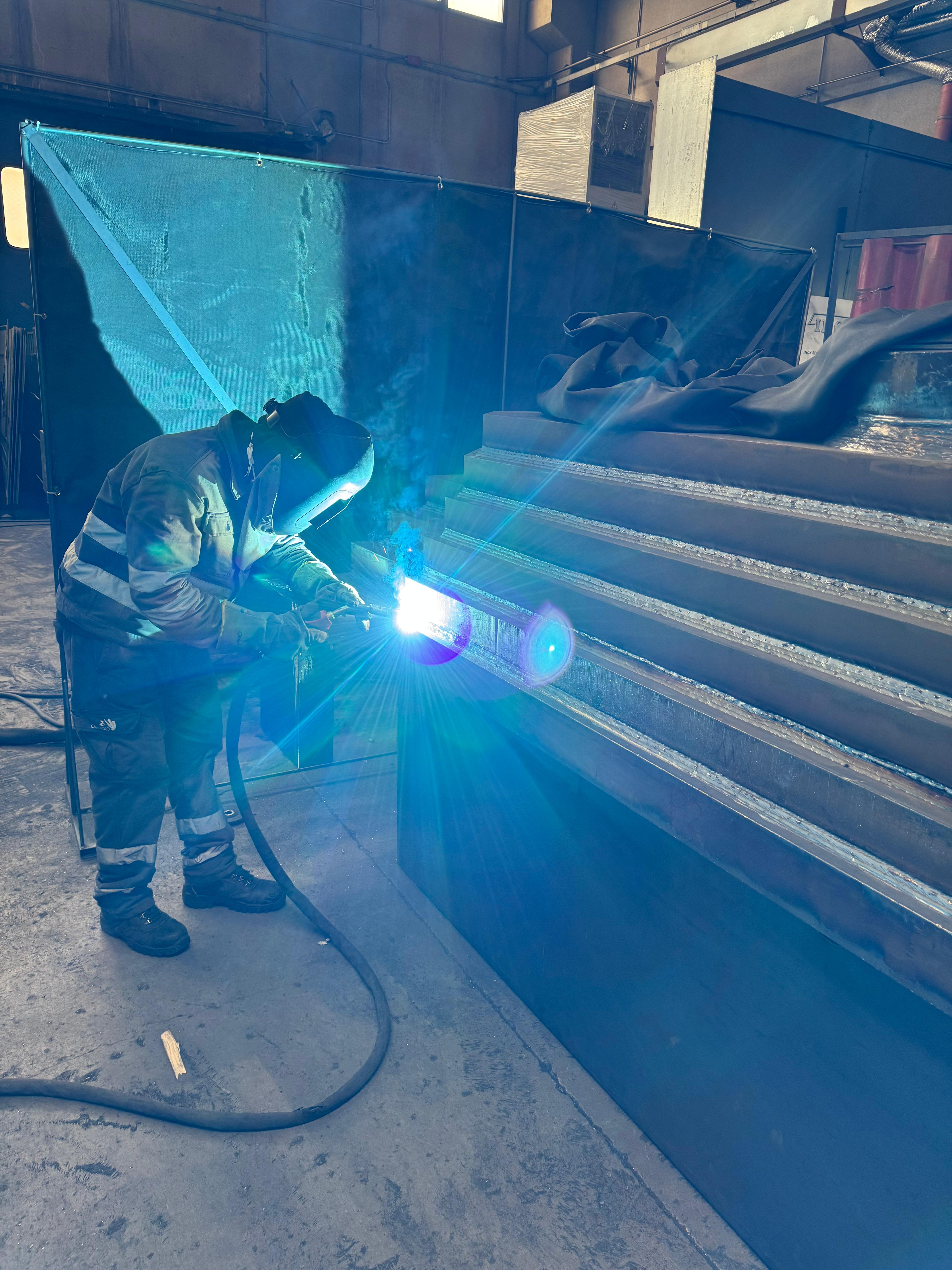 Proseguono i lavori di ristrutturazione e rinforzo: nell'immagine un operaio è intento a saldare la struttura (Foto: USP/Dipartimento Infrastrutture e Mobilità)