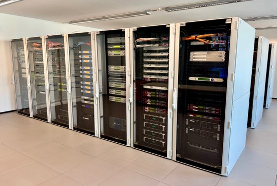 La RAS trasmette i segnali dei programmi ORF a Milano, dove l'operatore di rete EITowers li assembla in un nuovo blocco di trasmissione per poi trasmetterli in Trentino. (Foto: USP/RAS)