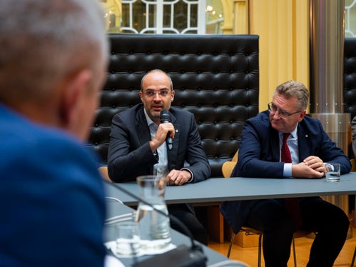 Il presidente della Banca Popolare Alto Adige Lukas Ladurner e il direttore generale dello stesso istituto di credito Alberto Naef all'incontro di venerdì 6 ottobre con il presidente della Provincia autonoma di Bolzano, il direttore generale Steiner e il direttore di Dipartimento Stofner. (Foto: ASP/Fabio Brucculeri)