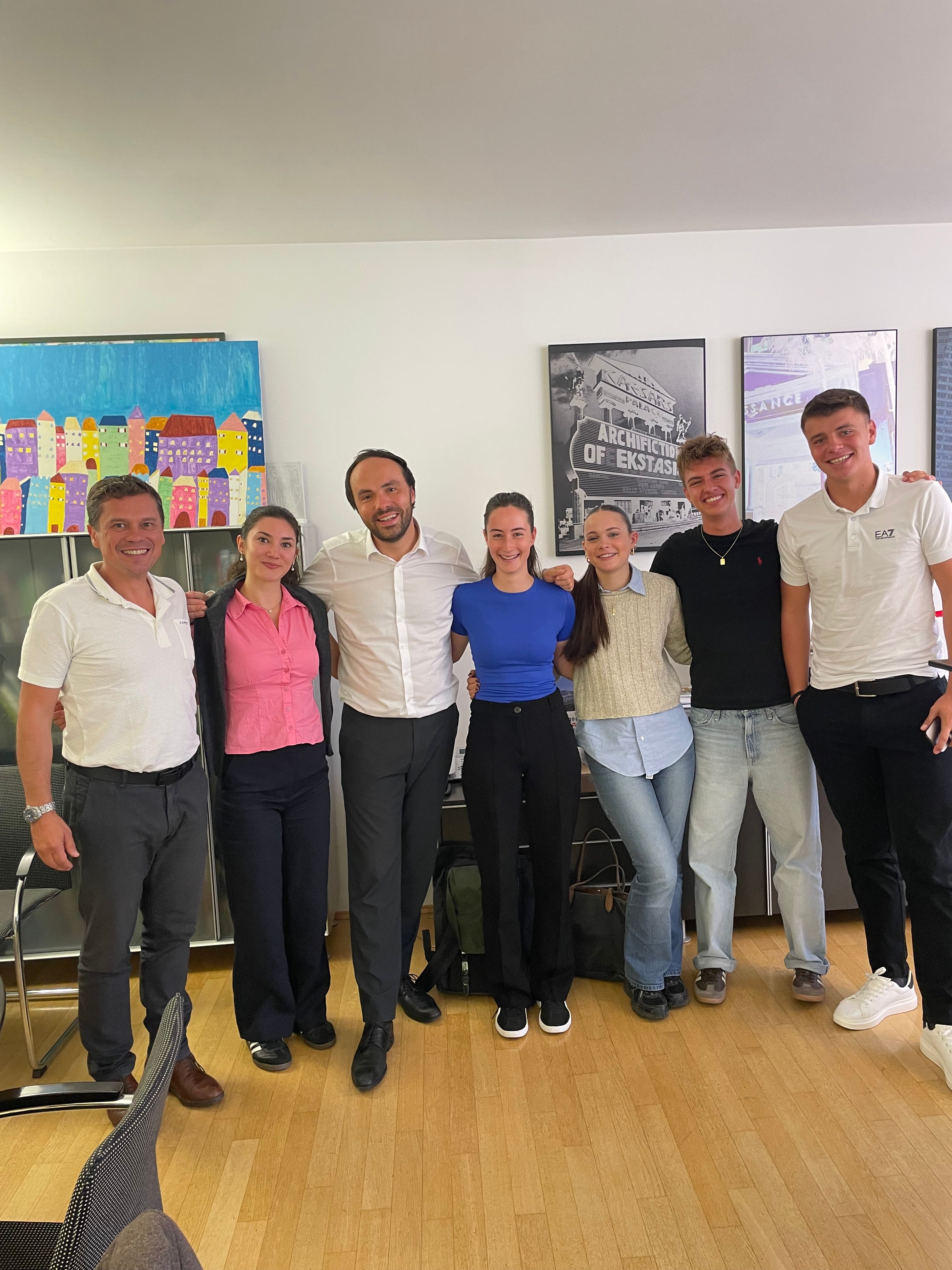 Sprachen über die Erfahrungen bei der Österreichischen Jugendkonferenz: (v.l.) Amtsdirektor Konrad Pamer, Marie Niederstätter, Landesrat Philipp Achammer, Anna Lena Stecher, Anna Ortler, Noah Steiner, Kevin Pichler. (Foto: LPA/Amt für Jugendarbeit)