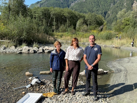 Riprese della trasmissione RAI 1 "Linea Verde Italia" il 7 settembre lungo il torrente Aurino: da sinistra, la biologa e limnologa Renate Alber del Laboratorio biologico provinciale, la conduttrice di RAI 1 Monica Caradonna e Nicola Marangoni del Centro Funzionale provinciale. (Foto: USP/RAI Linea Verde Italia)

