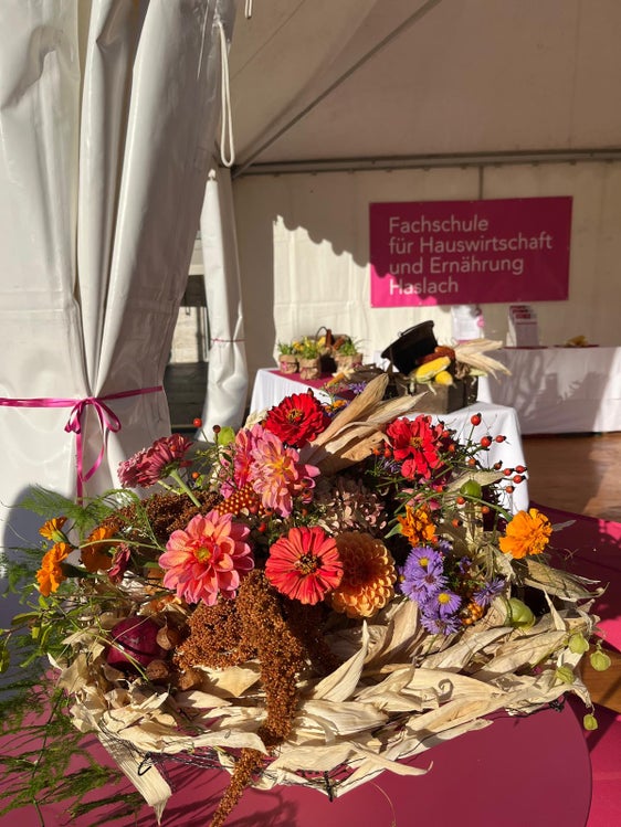 Mit ihrer Mischung aus Information, Tradition und floristischer Gestaltung setzte die Fachschule für Hauswirtschaft und Ernährung Haslach einen Akzent im bunten Programm des Erntedankfestes auf dem Bozner Waltherplatz. (Foto: LPA/Fachschule für Hauswirtschaft und Ernährung Haslach)