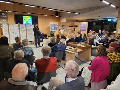 Anche conferenze ed eventi serali, come quello qui ritratto nel Centro visite del Parco naturale Gruppo di Tessa a Naturno, attirano regolarmente un pubblico interessato nei sette Centri visite dei parchi naturali dell'Alto Adige. (Foto: Ufficio provinciale Natura)