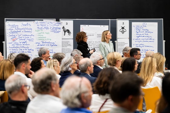 In Arbeitsgruppen beschäftigen sich die Teilnehmenden beim Führungskräftetag der Landesverwaltung mit zentralen Zukunftsfragen wie gemeinsamen Zielen, New Work und der Attraktivität der Landesverwaltung als Arbeitgeber. (Foto: LPA/Manuela Tessaro)