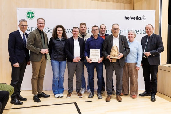 Schutzwaldpreisverleihung 2026 in Mellau/Vorarlberg: (von links nach rechts) Direktor Landesabteilung Forstdienst Günther Unterthiner, Vorarlberger Forstwirtschaftslandesrat Christian Gantner, Barbara Rossi, Stefan Obersteiner, Günther Pörnbacher, Josef Gruber (alle Forstinspektorat Welsberg), Direktor Seniorenwohnheim Innichen Herbert Watschinger, Jurymitglied Monika Frehner, Tiroler Forstwirtschaftslandesrat Josef Geisler (Foto: LPA/Land Vorarlberg/Emanuel Sutterlüty)