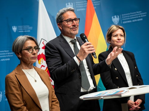 Auch wir in Südtirol sind eine Minderheit und kennen das Gefühl, anders zu sein. Gerade deshalb setzen wir uns für Vielfalt und Diversität ein. Es geht nicht darum, jemandem etwas aufzudrängen, sondern um eine offene, gerechte und tolerante Gesellschaft für alle Bürgerinnen und Bürger. Solidarität statt Diskriminierung – sowohl sprachlich als auch im Hinblick auf die sexuelle Orientierung und Geschlechteridentität. Die Regenbogenflagge darf dabei nicht parteipolitisch instrumentalisiert werden, sondern steht für gemeinsame gesellschaftliche Werte, sagte Kompatscher. (Foto: LPA/Fabio Brucculeri)