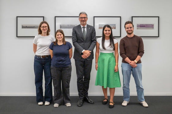 Landeshauptmann Arno Kompatscher im Austausch mit Vertreterinnen und Vertretern der Südtiroler HochschülerInnenschaft (sh.asus) über aktuelle Anliegen von Studierenden und die Weiterentwicklung der sh.asus. Im Bild von links: Eva Maria Köllemann, Julia Bozzetta, Landeshauptmann Arno Kompatscher, die Vorsitzende Neha Bhati und Marcel Walder. (Foto: LPA/Greta Stuefer)