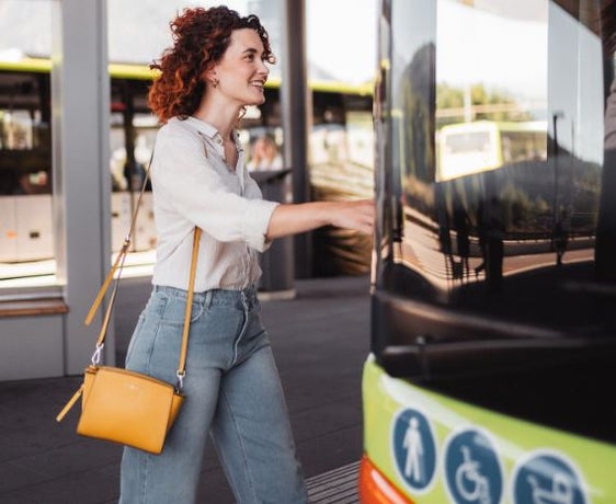 Il nuovo servizio di pagamento per gli autobus urbani “tap&go” dovrebbe rendere gli spostamenti in autobus ancora più semplici e comodi. (Foto: IDM/Fabian Leitner)