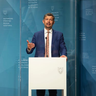 L'assessore Alfreider nel corso della conferenza stampa odierna (Foto: ASP/F. Brucculeri)