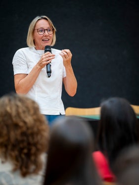 L'assessora provinciale al Personale Magdalena Amhof ha sottolineato la diversità dei compiti dell'Amministrazione provinciale e ha espresso un desiderio per i tirocinanti: Spero approfittino del tirocinio per fare esperienza e decidano poi di lavorare in uno dei nostri molteplici settori di attività. (Foto: USP/Fabio Brucculeri)