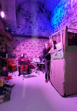 Puppenspieler Nagelschmied sowie die Musiker Hofstätter, Mattle und Mairer entführten das Publikum in die Märchenwelt von Frau Holle. (Foto: Euregio/Armin Gluderer)