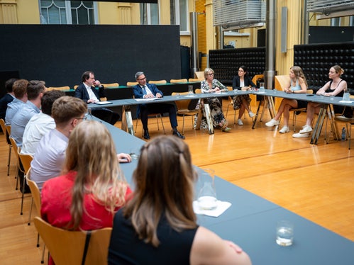 Landeshauptmann Arno Kompatscher erläuterte den Besucherinnen und Besuchern aus Deutschland die Schritte der Autonomiereform. (Foto: LPA/Fabio Brucculeri)