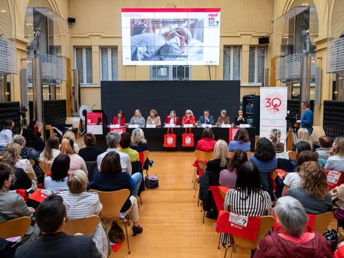 Anna Holzknecht per il Servizio Donna della Provincia autonoma di Bolzano (nella foto da sinistra), Marjaana Gunkel della Libera Università di Bolzano, l'assessora provinciale alla Coesione sociale Rosmarie Pamer, Ulrike Oberhammer, presidente della Commissione provinciale per le pari opportunità per le donne, la vicepresidente Nadia Mazzardis, l'avvocato Filippo Valcanover di Trento, la consigliera di parità Brigitte Hofer e Heidi Flarer dell'IPL. (Foto: USP/Fabio Brucculeri)