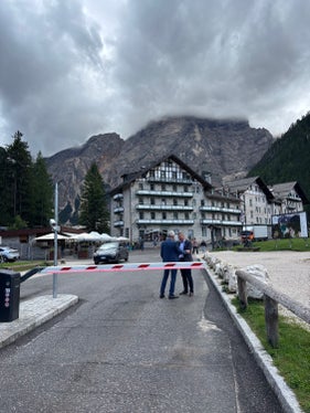 Una rigorosa regolamentazione del traffico disciplina i flussi di visitatori intorno al Lago di Braies e alla Val di Braies. L'assessore provinciale al Turismo Luis Walcher era presente sul posto per informarsi sul sistema e sul suo ruolo di modello per altre località turistiche dell'Alto Adige. (Foto: USP/Sabine Pitscheider)