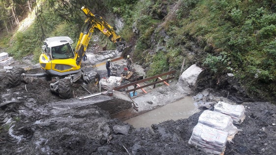 Zehn schon vorhandene Konsolidierungssperren im Wadlbach in Sexten hat der Bautrupp im Auftrag des Landesamtes für Wildbachverbauung Ost soeben saniert. (Foto: LPA/Amt für Wildbach- und Lawinenverbauung Ost)